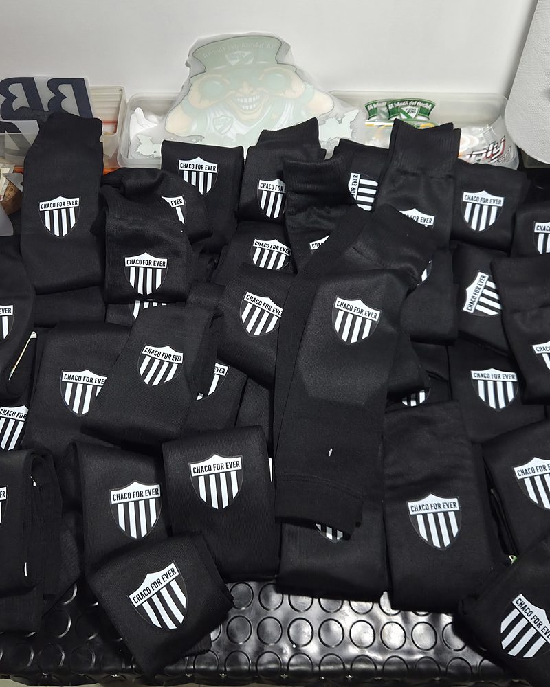 Medias negras con escudo de Chaco For Ever estampado